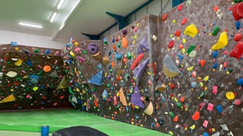 愛知県のクライミング施設「Sunny Space 岩んちゅ 豊川店」